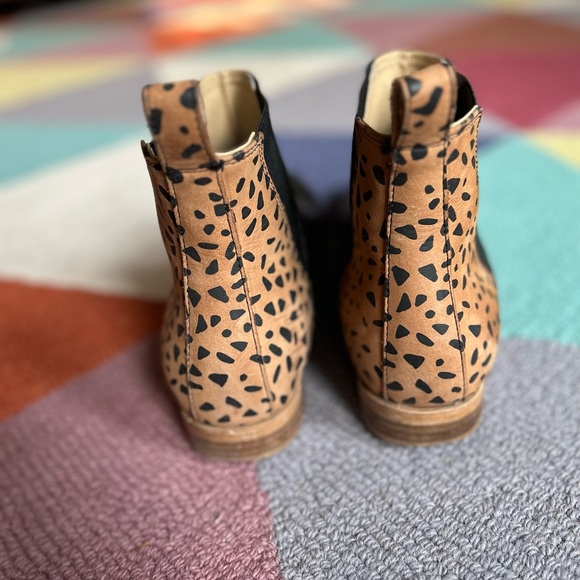 Sseko Chelsea V Boot in Black & Fauna Print - Women Sz 11 - EUC - Picture 5 of 7